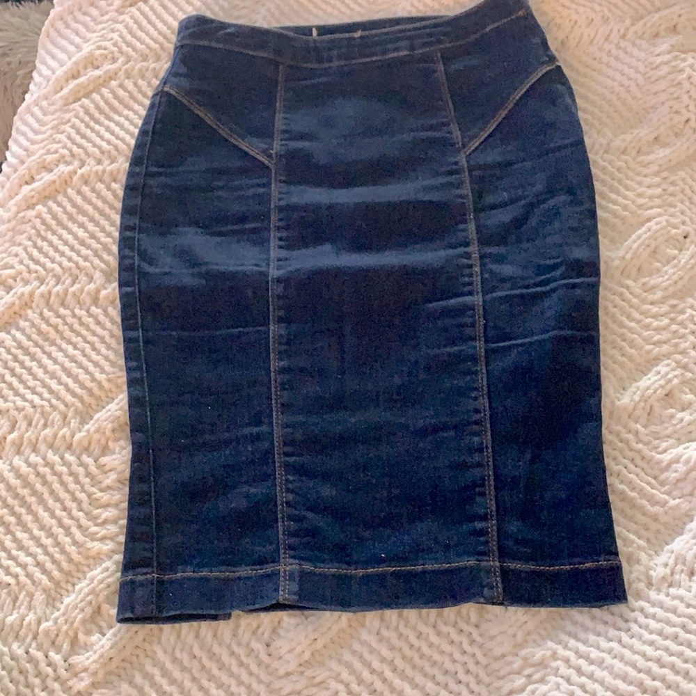 Boooty poppin’ denim ! Size 23 waist. Stretch denim